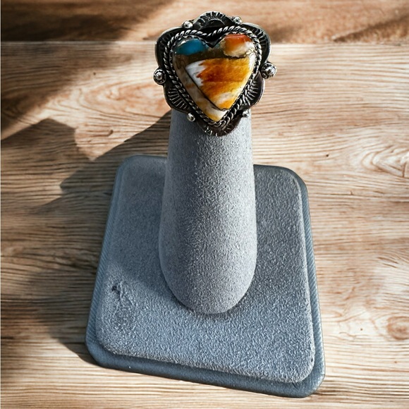 Spiny Oyster Solid Silver Ring in a Southwestern Heart Setting - Picture 3 of 12